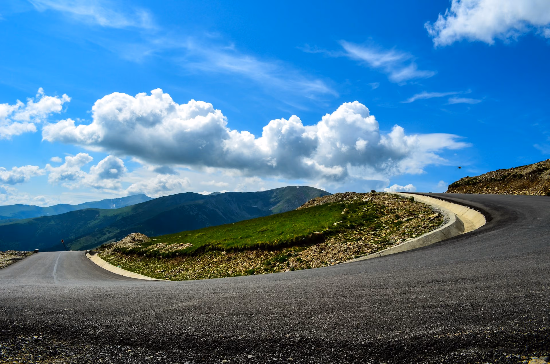 Route alpine sinueuse - cols suisses