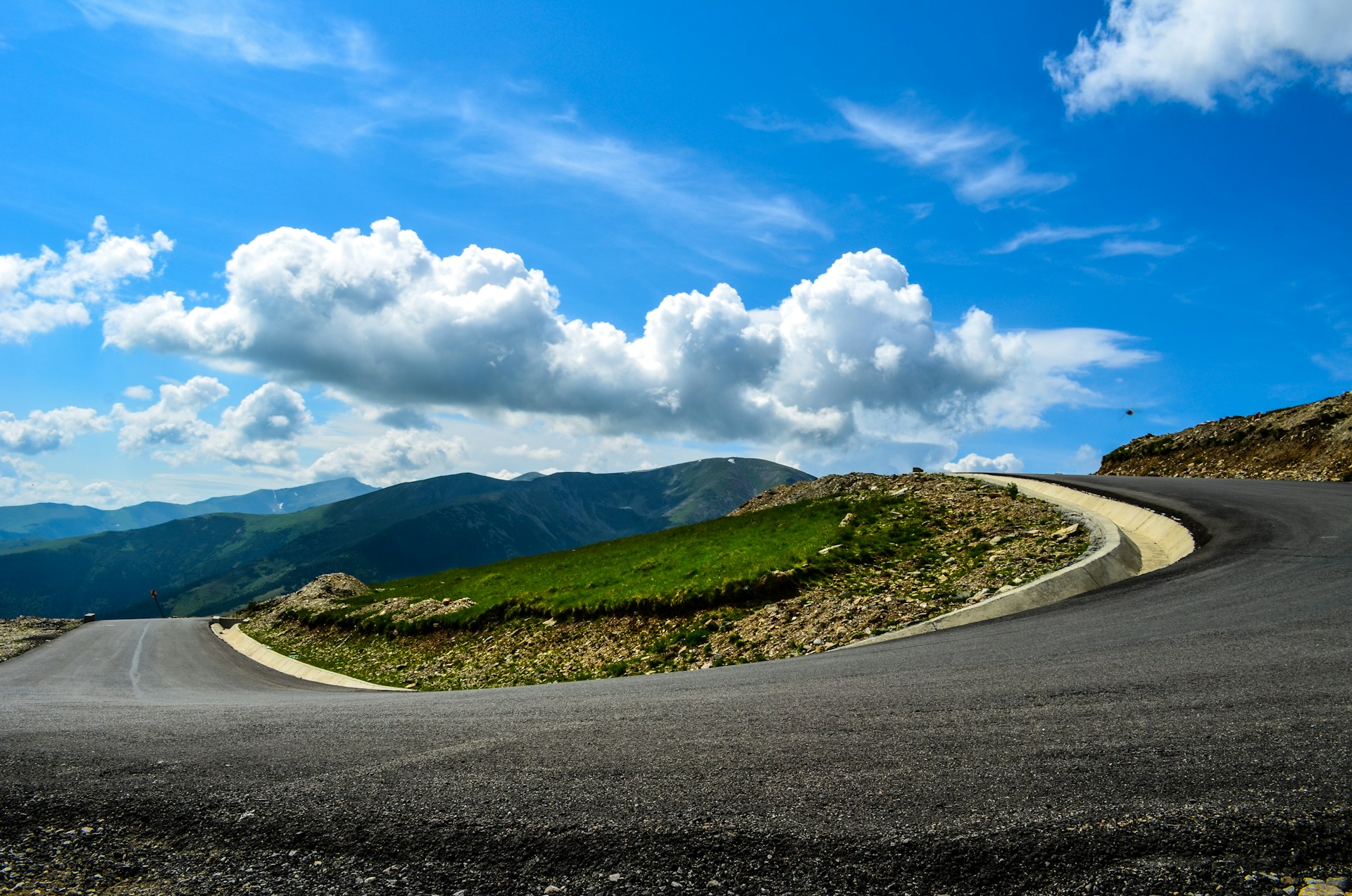 Route alpine sinueuse - cols suisses